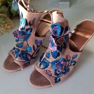 Suede high heels. Baldowski